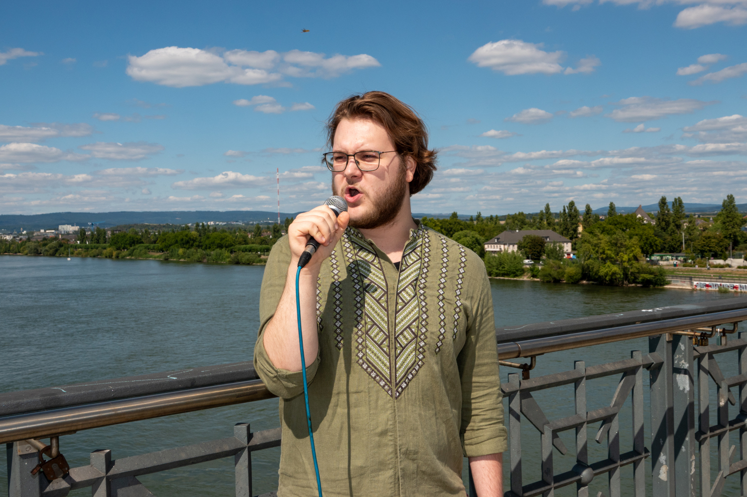 Menschenkette auf der Theodor-Heuss-Brücke: Wiesbaden und Mainz senden starkes Signal für die Ukraine am Sonntag, 24. August 2025.