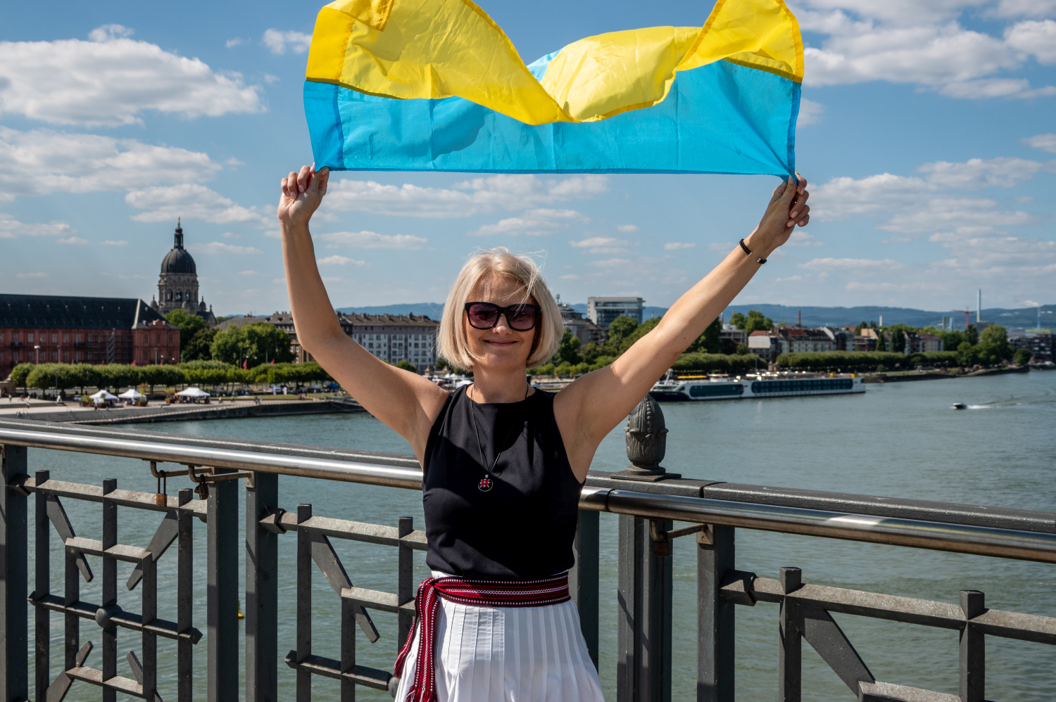 Menschenkette auf der Theodor-Heuss-Brücke: Wiesbaden und Mainz senden starkes Signal für die Ukraine am Sonntag, 24. August 2025.