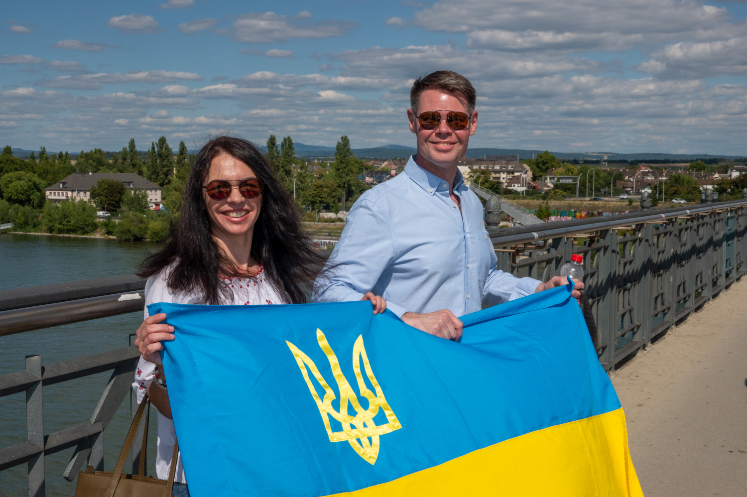 Menschenkette auf der Theodor-Heuss-Brücke: Wiesbaden und Mainz senden starkes Signal für die Ukraine am Sonntag, 24. August 2025.