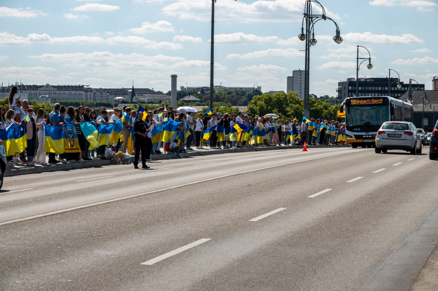 Menschenkette auf der Theodor-Heuss-Brücke: Wiesbaden und Mainz senden starkes Signal für die Ukraine am Sonntag, 24. August 2025.