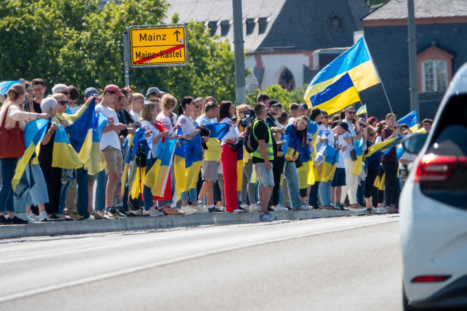 Menschenkette auf der Theodor-Heuss-Brücke: Wiesbaden und Mainz senden starkes Signal für die Ukraine am Sonntag, 24. August 2025.