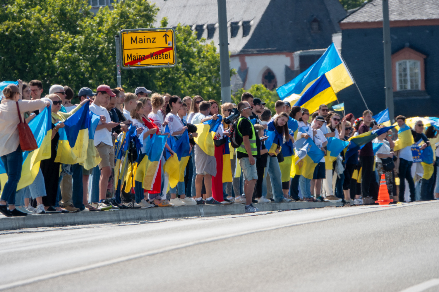 Menschenkette auf der Theodor-Heuss-Brücke: Wiesbaden und Mainz senden starkes Signal für die Ukraine am Sonntag, 24. August 2025.