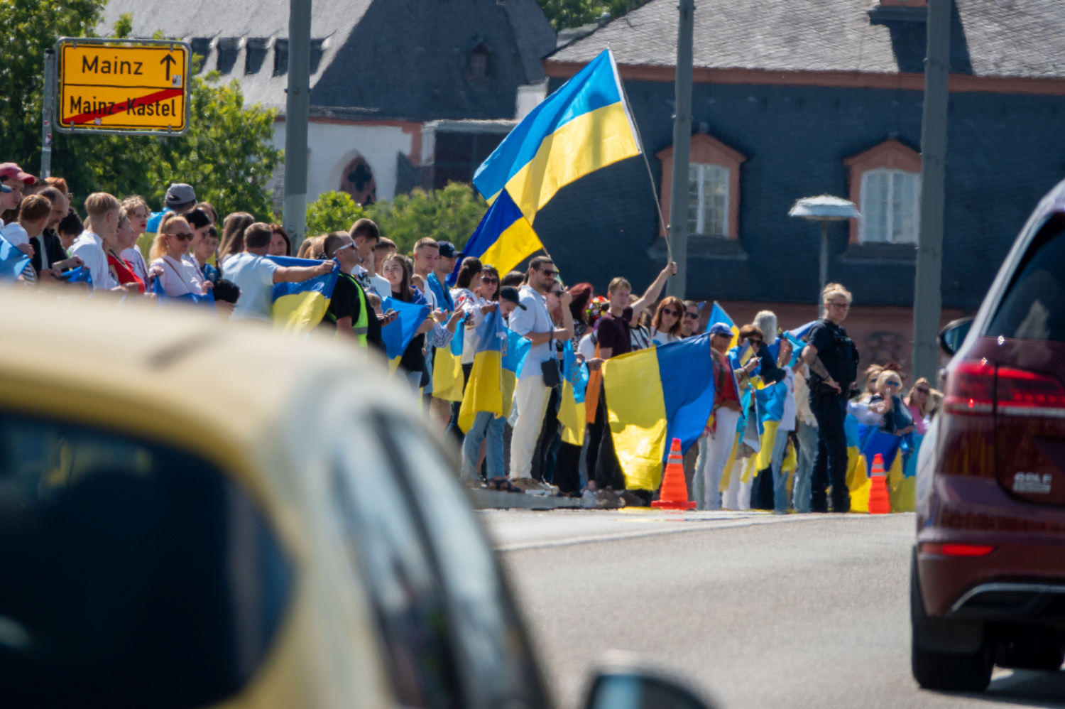 Menschenkette auf der Theodor-Heuss-Brücke: Wiesbaden und Mainz senden starkes Signal für die Ukraine am Sonntag, 24. August 2025.