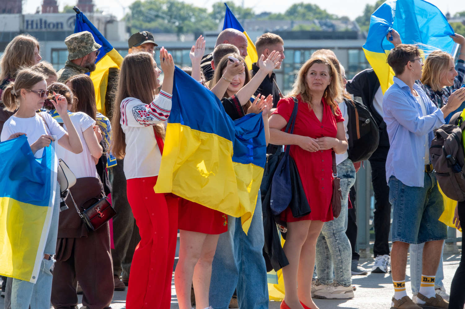 Menschenkette auf der Theodor-Heuss-Brücke: Wiesbaden und Mainz senden starkes Signal für die Ukraine am Sonntag, 24. August 2025.