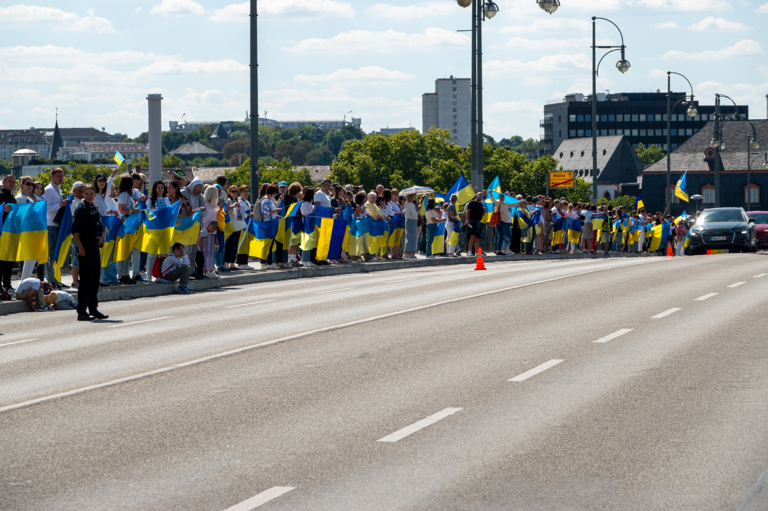 Menschenkette auf der Theodor-Heuss-Brücke: Wiesbaden und Mainz senden starkes Signal für die Ukraine am Sonntag, 24. August 2025.