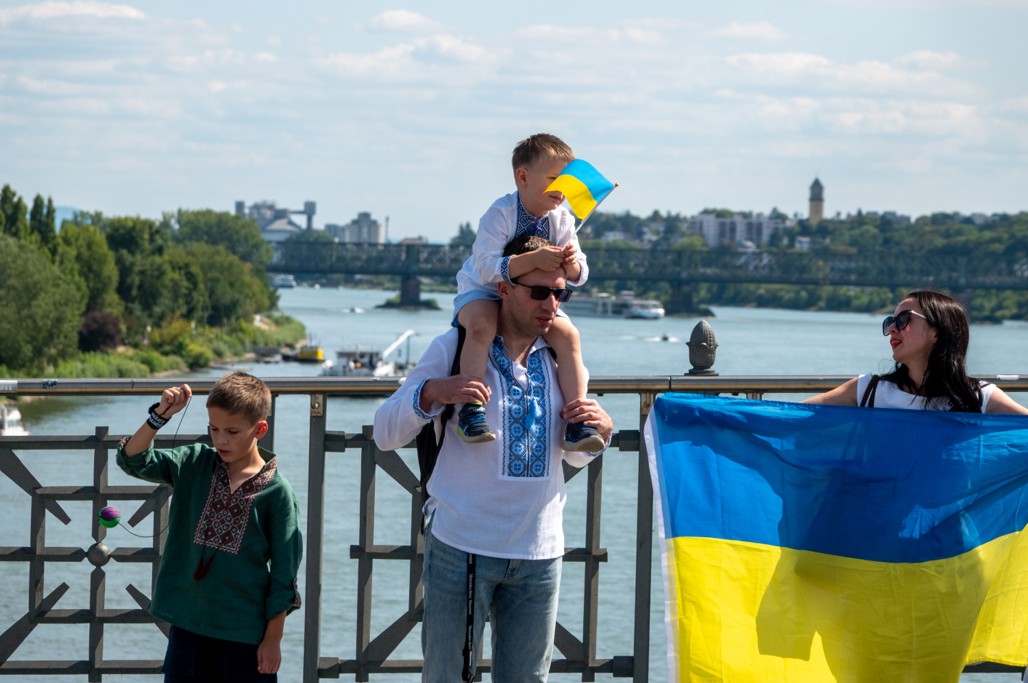 Menschenkette auf der Theodor-Heuss-Brücke: Wiesbaden und Mainz senden starkes Signal für die Ukraine am Sonntag, 24. August 2025.