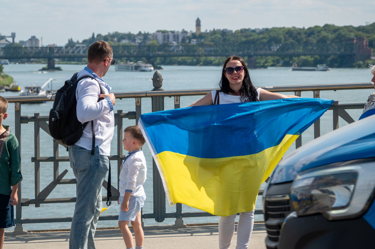 Menschenkette auf der Theodor-Heuss-Brücke: Wiesbaden und Mainz senden starkes Signal für die Ukraine am Sonntag, 24. August 2025.