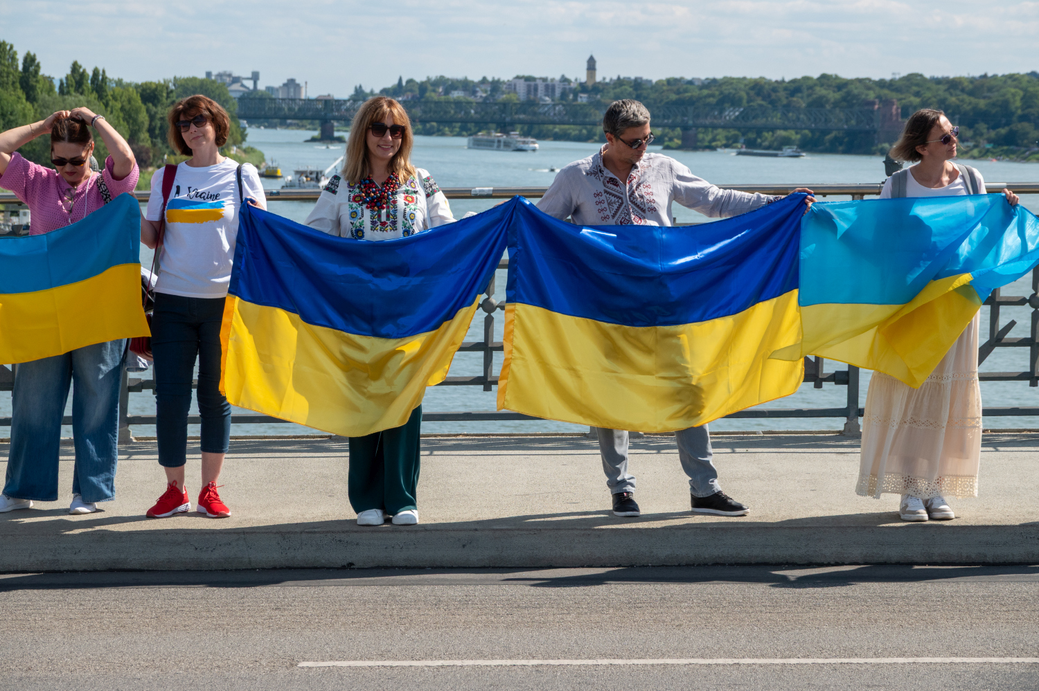 Menschenkette auf der Theodor-Heuss-Brücke: Wiesbaden und Mainz senden starkes Signal für die Ukraine am Sonntag, 24. August 2025.