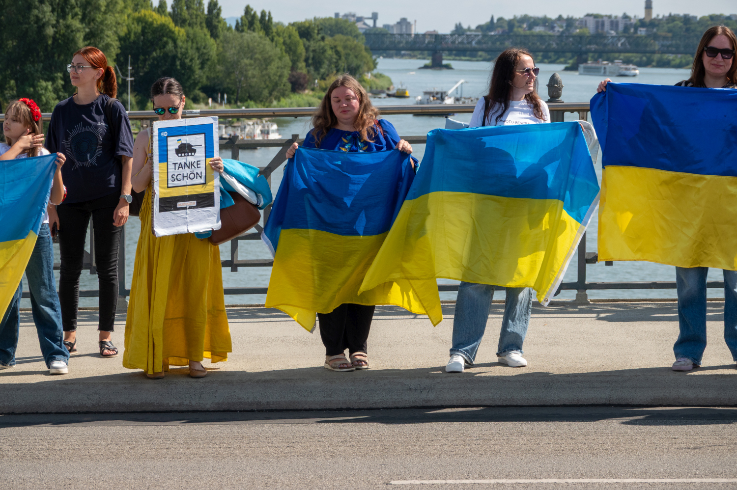 Menschenkette auf der Theodor-Heuss-Brücke: Wiesbaden und Mainz senden starkes Signal für die Ukraine am Sonntag, 24. August 2025.