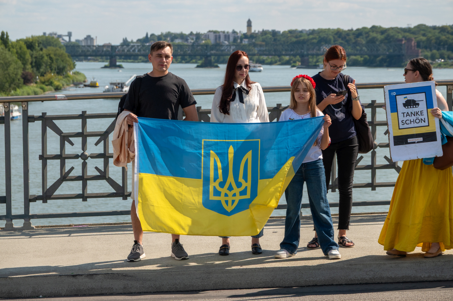 Menschenkette auf der Theodor-Heuss-Brücke: Wiesbaden und Mainz senden starkes Signal für die Ukraine am Sonntag, 24. August 2025.