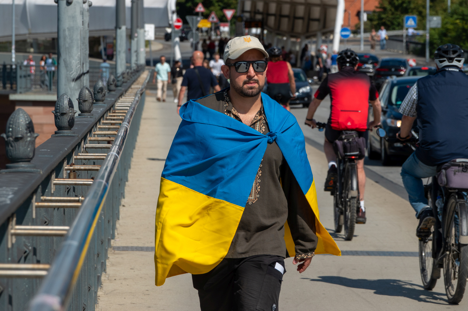 Menschenkette auf der Theodor-Heuss-Brücke: Wiesbaden und Mainz senden starkes Signal für die Ukraine am Sonntag, 24. August 2025.