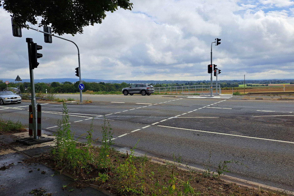 Neue Ampel in Betrieb. Sicherer Übergang für Fußgänger und Radfahrer an der B455 in Wiesbaden.