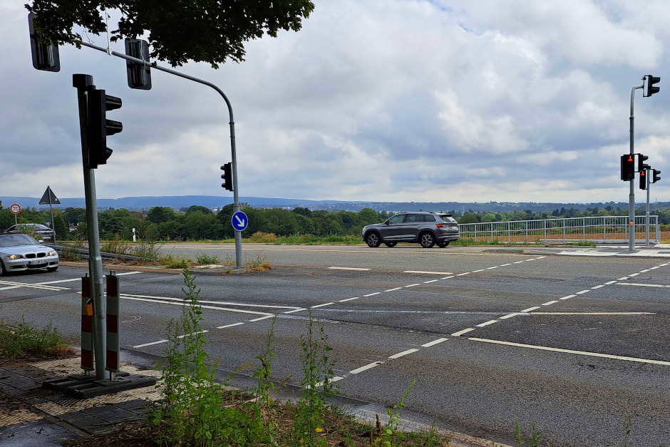 Neue Ampel in Betrieb. Sicherer Übergang für Fußgänger und Radfahrer an der B455 in Wiesbaden.