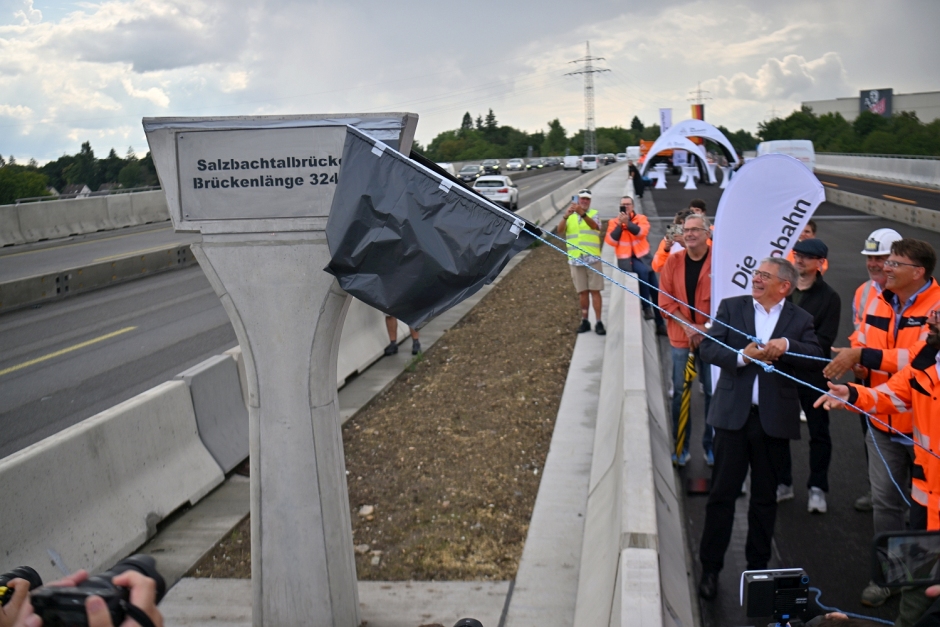 Die Salzbachtalbrücke auf der Autobahn 66 bei Wiesbaden ist seit Freitagabend wieder komplett für den Verkehr freigegeben. Gegen kurz vor 18:00 Uhr rollten die ersten Autos über den neuen Nordteil.