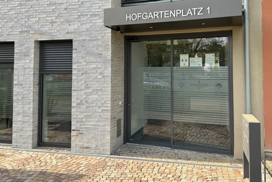 Die Ortsverwaltung Sonnenberg bleibt ab Montag, dem 8. September, für mehrere Monate geschlossen. Ursache ist ein größerer Wasserschaden im ersten Obergeschoss, der umfangreiche Sanierungsarbeiten erforderlich macht.