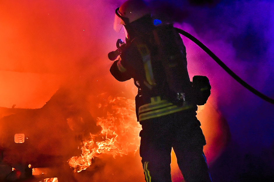 Feuer in Wiesbaden-Bierstadt in der Nacht von Montag auf Dienstag. Sperrmüllbrand greift auf Haus und Auto über. Die Feuerwehr löschte die Flammen.