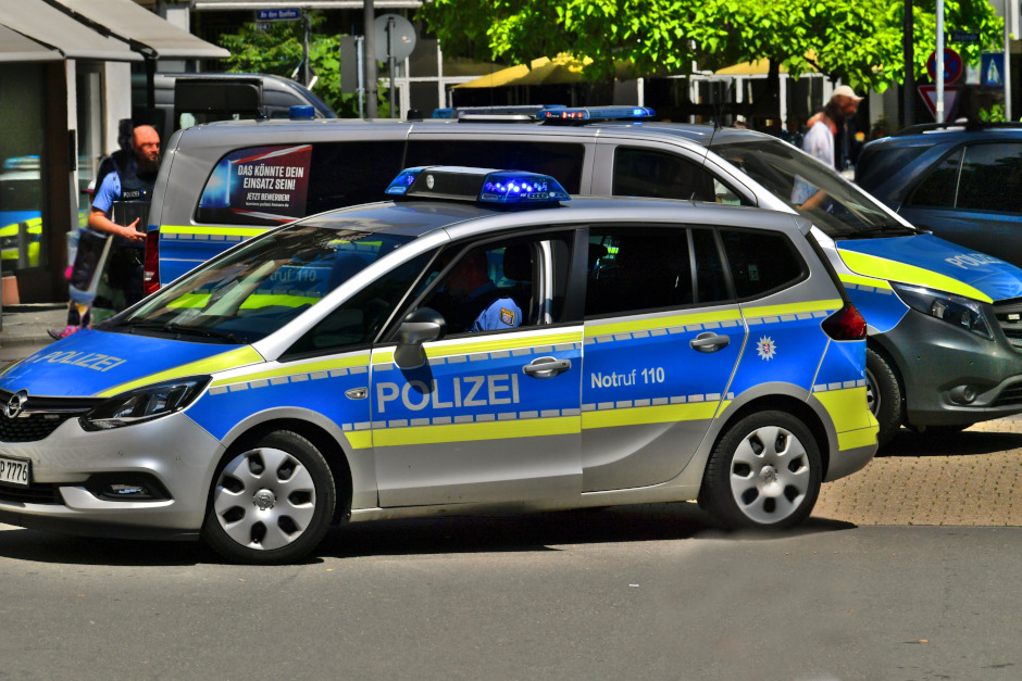 Am Sonntagabend ist es in einem Einkaufszentrum am Bahnhofsplatz zu einem sexuellen Übergriff auf eine 16-jährige Jugendliche gekommen. Dank der schnellen Reaktion einer aufmerksamen Passantin und der Bundespolizei konnte ein 26-jähriger Tatverdächtiger noch vor Ort festgenommen werden.