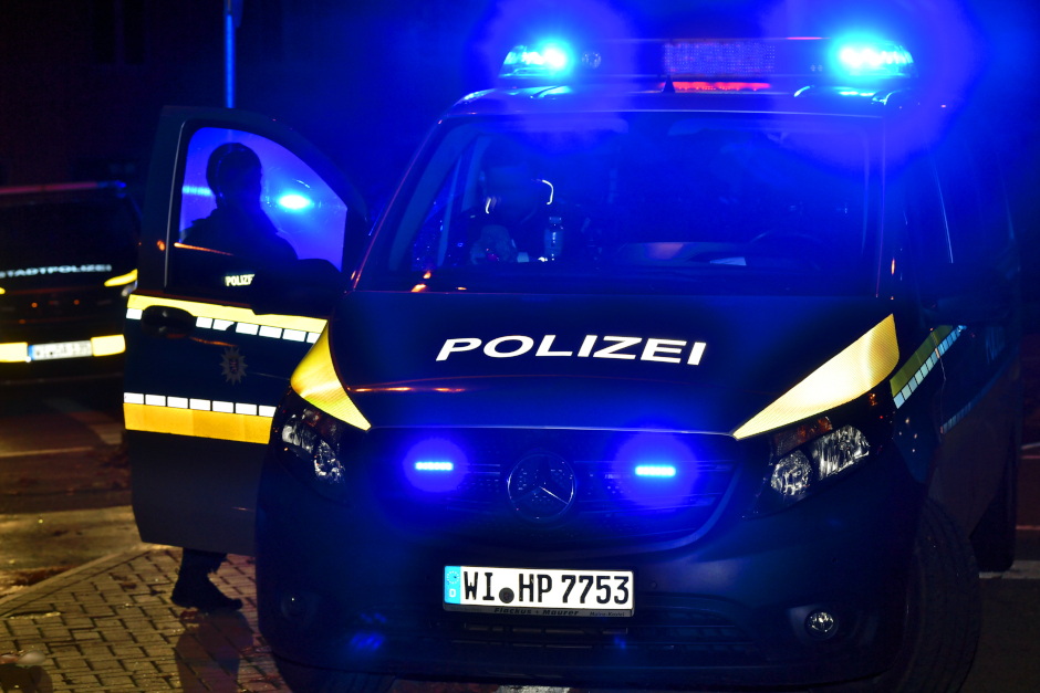 Ein 44-jähriger Wiesbadener hat in der Innenstadt eine Glasflasche mit voller Wucht in Richtung eines Polizeiautos getreten. Als die Beamten ihn daraufhin kontrollieren wollten, leistete der augenscheinlich stark alkoholisierte Mann erheblichen Widerstand und wurde festgenommen.