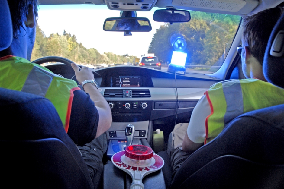 Am Samstagabend (9. August 2025) hat die Wiesbadener Polizei ein illegales Straßenrennen auf der Bundesautobahn 643 gestoppt. Zwei Audis rasten mit bis zu 170 km/h durch eine 80er Zone – verfolgt von einer Zivilstreife der Kontrollgruppe Raser/Poser/Tuner.