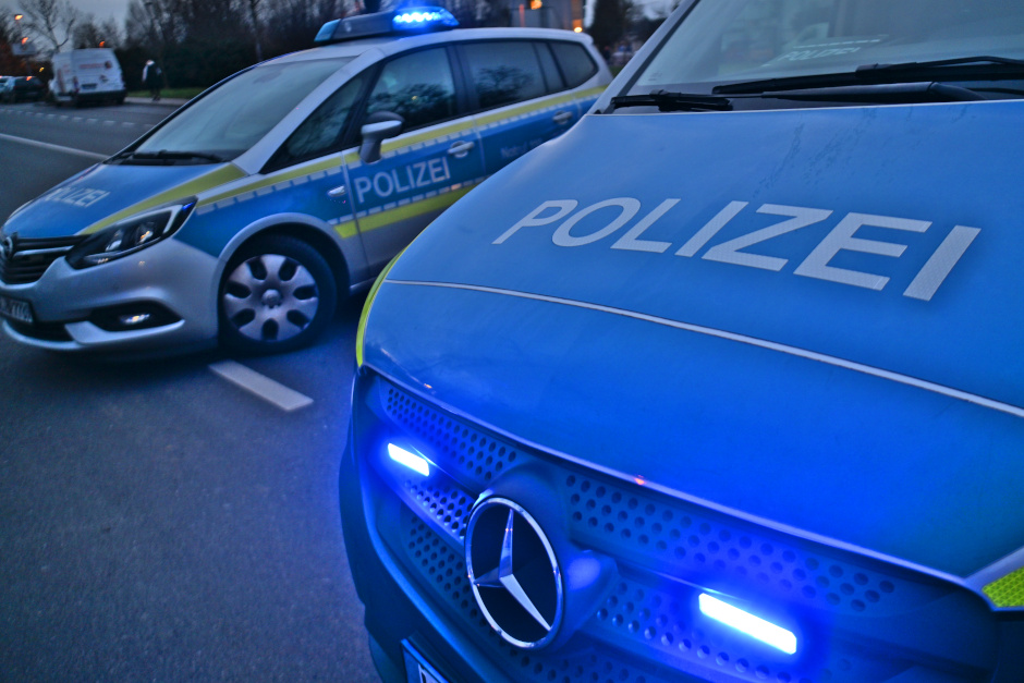 Ein Streit in einer Asylbewerberunterkunft in Wiesbaden-Erbenheim eskaliert am Sonntagabend. Die Polizei eilte mit mehreren Streifen in die Einrichtung.
