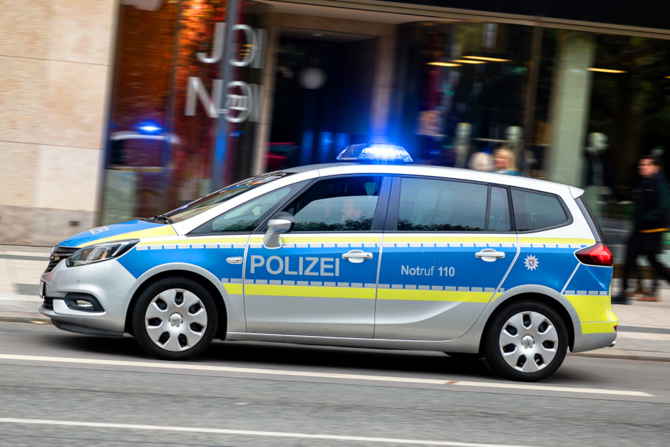 Eine turbulente Verfolgungsjagd durch die Wiesbadener Innenstadt hat am Samstagabend ein dramatisches Ende gefunden. Ein dreister Ladendieb, der sich zunächst äußerst ungeschickt anstellte, bedrohte seinen Verfolger in einem Hinterhof mit einer Waffe und konnte anschließend unerkannt entkommen.