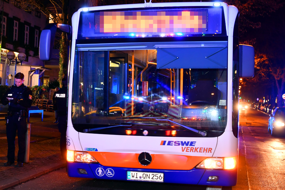 Die Wiesbadener Kriminalpolizei hat die Ermittlungen nach einem Fall von unsittlichem Verhalten in einem Linienbus aufgenommen. In der Nacht zum Donnerstag manipulierte ein unbekannter Mann während der Fahrt in Höhe der Schwalbacher Straße an seinem Geschlechtsteil.