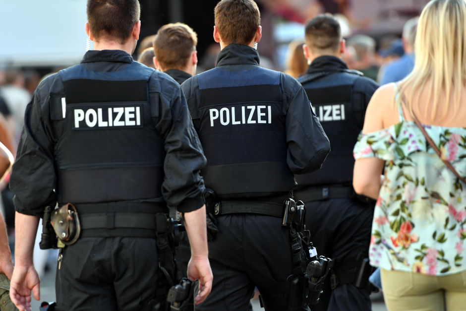 Streit am Wiesbadener Weinfest eskalierte am Freitagabend. 22-Jähriger leistete Widerstand gegen Polizei. Drei Beamte verletzt.
