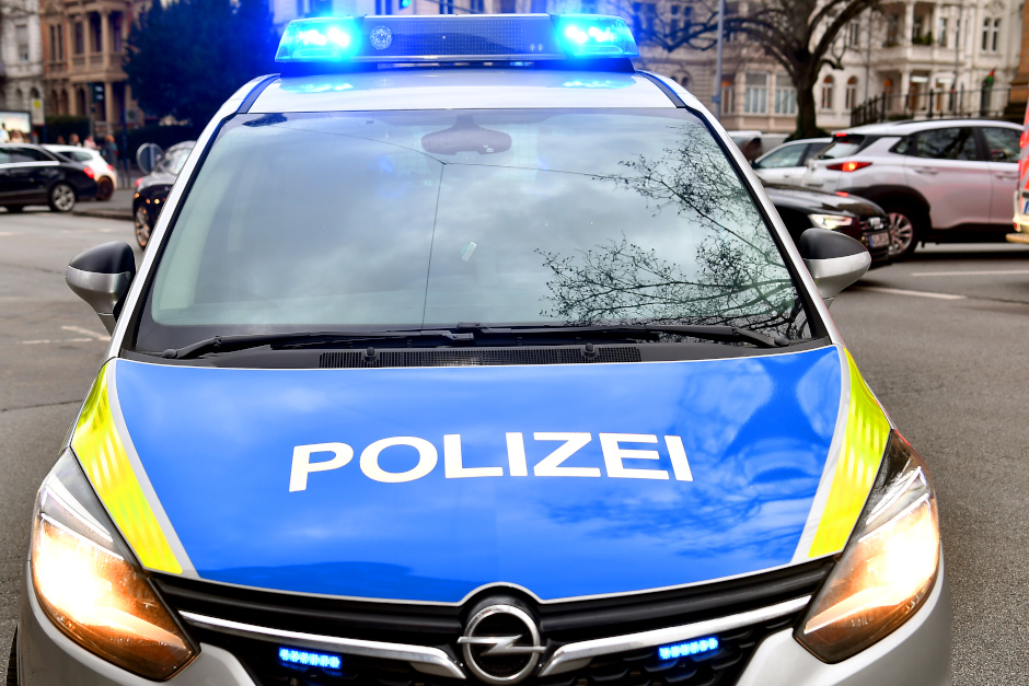 In der Berliner Straße in Wiesbaden-Erbenheim kam es am Dienstagnachmittag zu einem Vorfall, bei dem ein 43-jähriger Fußgänger von zwei jugendlichen E-Scooter-Fahrern angegriffen wurde. Die Täter flohen nach dem Schlag in Richtung Kreuzberger Ring.