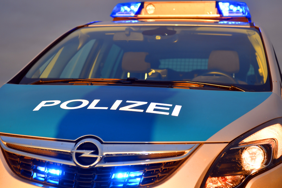 Ein Mann wurden am Dienstagabend in einer Parkanlage gegenüber des Wiesbadener Bahnhofspark bestohlen und geschlagen.