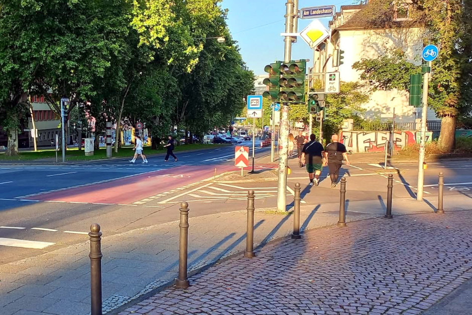 Autofahrer in Wiesbaden atmen auf: Nach jahrelanger Diskussion ist das Rechtsabbiegen am Landeshaus wieder möglich – zumindest vorübergehend. Die Fraktion FWG/Pro Auto will daraus jetzt eine dauerhafte Lösung machen. Ihr Argument: weniger Stau, weniger Ärger und sogar weniger Abgase.