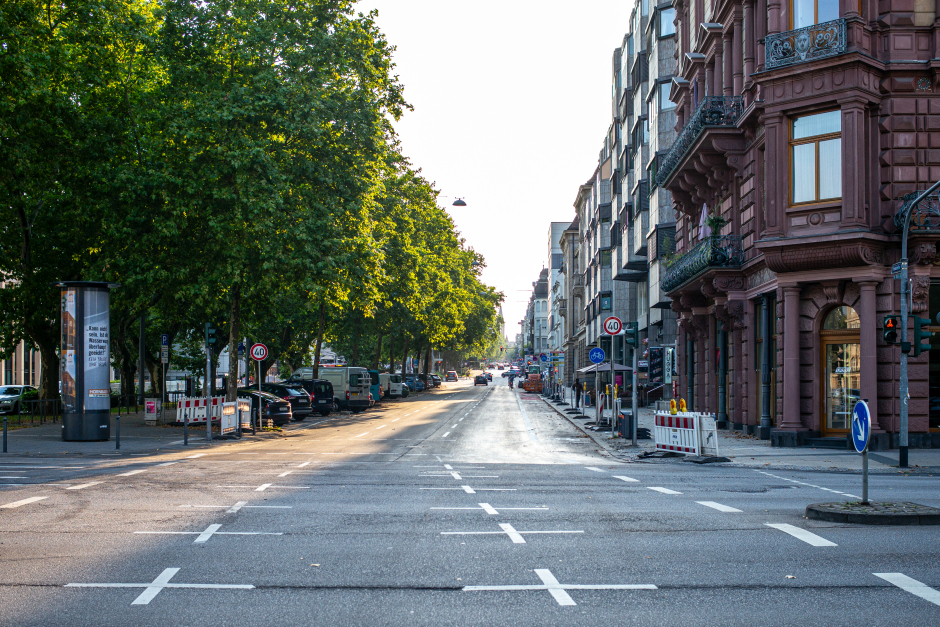 Sanierung der unteren Rheinstraße in Wiesbaden abgeschlossen. Fahrbahn wieder frei.