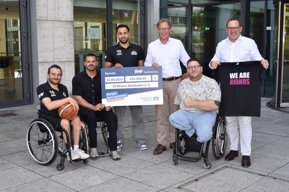 Rhine River Rhinos R V Wiesbadener Volksbank Scheckuebergabe