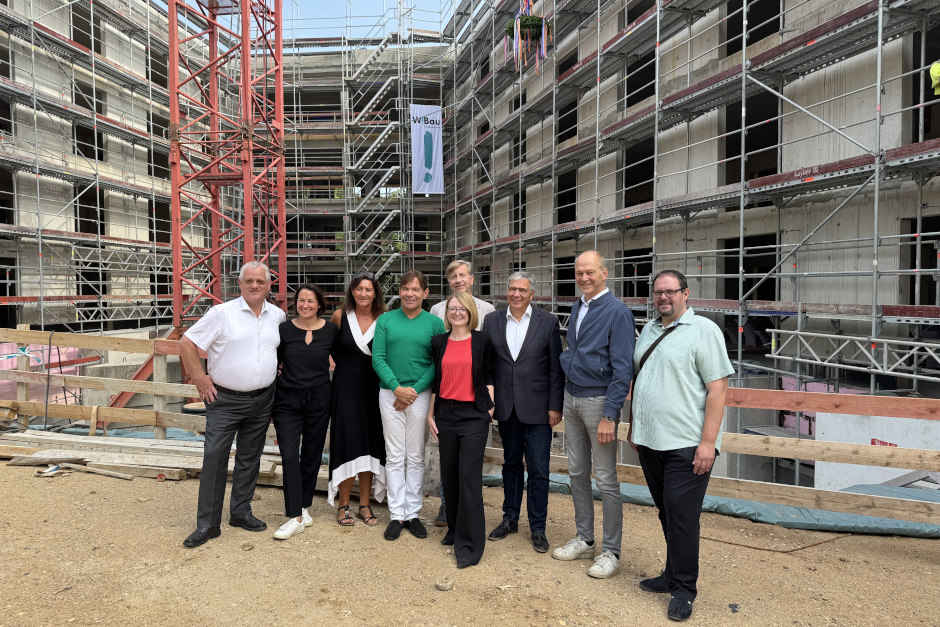 Am Mittwoch wurde in Dotzheim nicht nur ein Rohbau gefeiert, sondern ein Versprechen für die Zukunft der Altenpflege. Mit dem feierlichen Richtfest für das neue Moritz-Lang-Haus wurde ein wichtiger Meilenstein gesetzt: Es entsteht ein hochmodernes Pflegeheim, das künftig 104 Senioren ein menschenwürdiges Zuhause bieten wird.