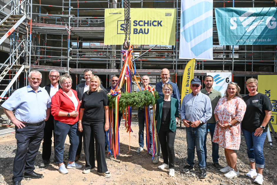 Ein Stadtteil im Aufbruch: Mit dem neuen Stadtteilzentrum am Gräselberg entsteht bis 2026 ein lebendiger Treffpunkt für Familien, Jugendliche, Kultur und Nachbarschaft. Beim Richtfest am Dienstag, 26. August, wurde deutlich – hier wächst weit mehr als nur ein Gebäude.