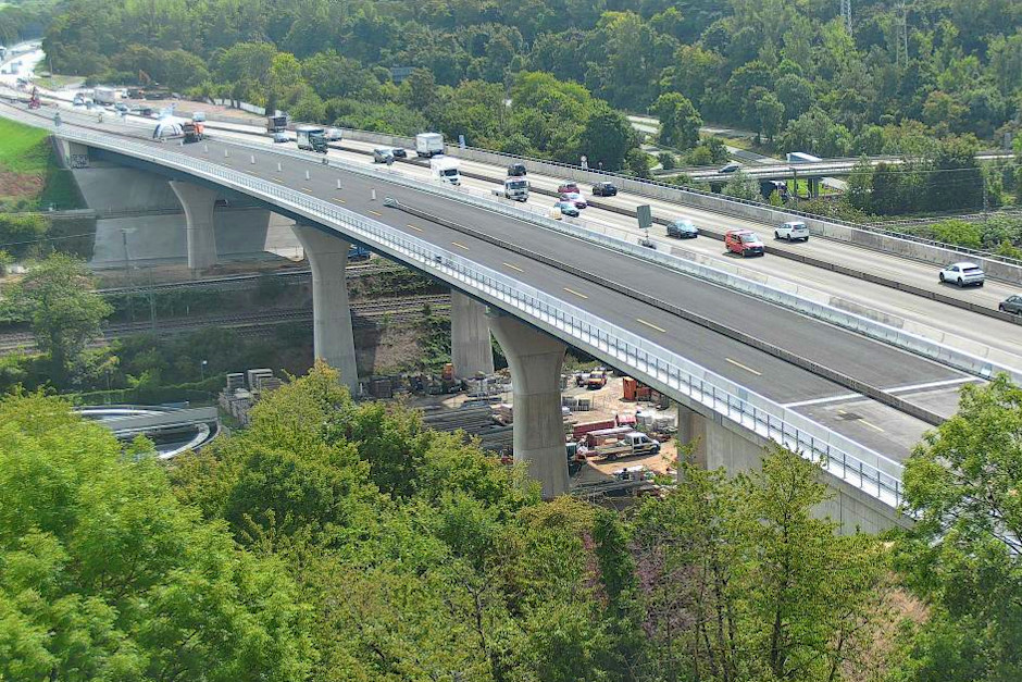 Freie Fahrt auf der A66 bei Wiesbaden: Salzbachtalbrücke wird am Freitagabend komplett freigegeben