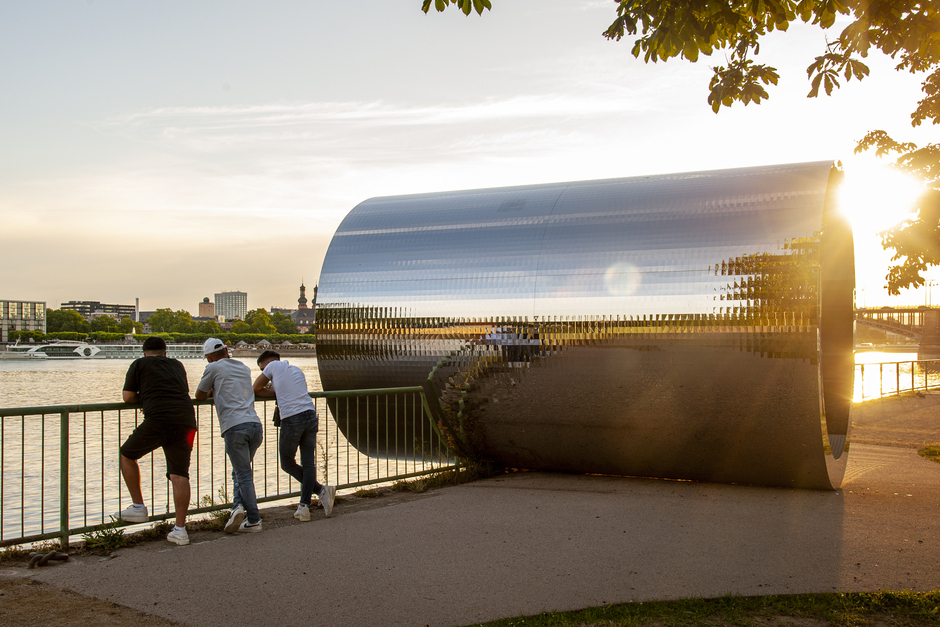 Am Rheinufer in Kastel bei Wiesbaden findet ein Improtheater statt.