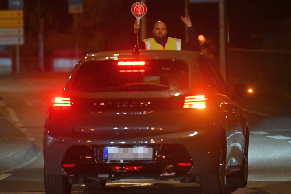 In der Nacht zum Dienstag hat die Polizei Wiesbaden eine gemeinsame Verkehrskontrolle auf der Schiersteiner Straße durchgeführt. Die Bilanz der Polizeikontrolle fällt überwiegend positiv aus: Bei der Überprüfung von 21 Fahrzeugen gab es kaum Beanstandungen bezüglich Drogen- oder Alkoholkonsum.