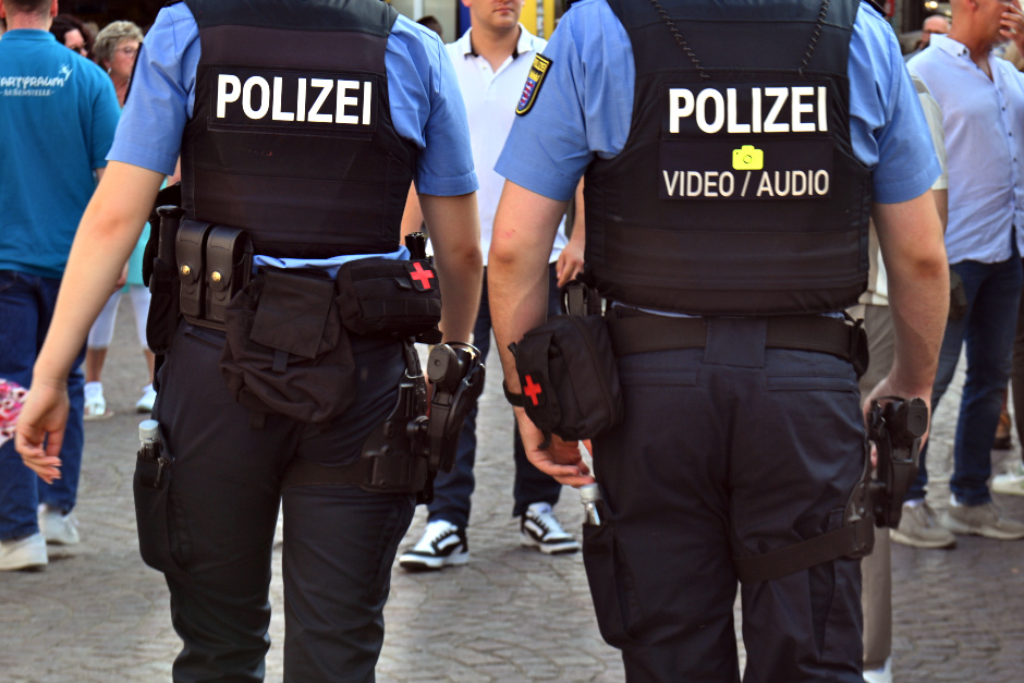 Am vergangenen Wochenende haben die Landespolizei und die Stadtpolizei erneut gemeinsame Kontrollen im Rahmen des Konzepts "Sicheres Wiesbaden" durchgeführt. Der Fokus der nächtlichen Aktion, die von Samstag, 17 Uhr, bis Sonntag, 3:20 Uhr, dauerte, lag auf den Reisinger-Anlagen, dem Luisenplatz und dem Friedrich-Engels-Weg.