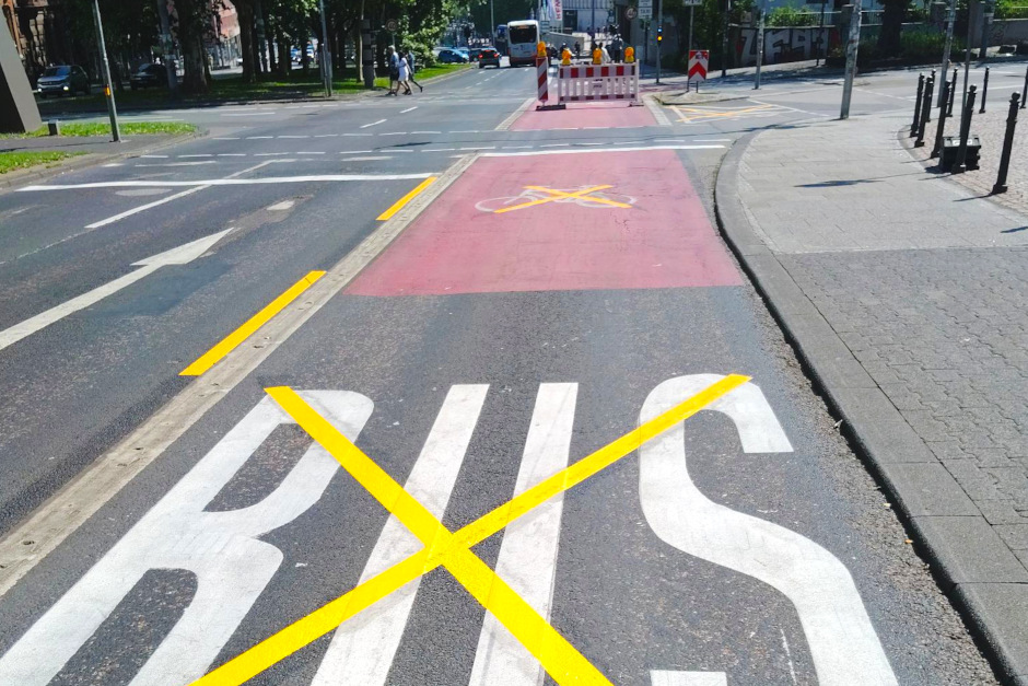 Die temporäre Öffnung der Rechtsabbiegespur am Landeshaus ist für viele Autofahrer eine willkommene Erleichterung. Doch der Fahrrad-Club ADFC sieht in der Maßnahme eine akute Gefahr für Radfahrende und fordert die Stadt auf, die ursprüngliche Verkehrsführung unmittelbar nach Beendigung der Baumaßnahmen am Gustav-Stresemann-Ring wiederherzustellen.