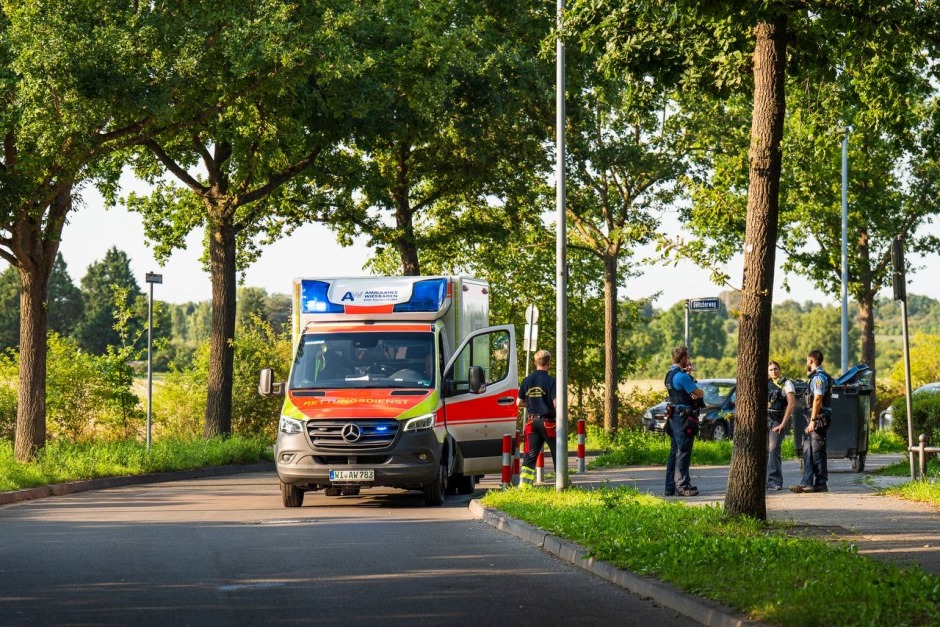 Ein verletzter Junge und ein großer Rettungseinsatz: Ein 13‑jähriger stürzte am Mittwochabend aus dem dritten Stock eines Mehrfamilienhauses in der Castellumstraße in Wiesbaden-Kastel. Die Polizei spricht von einem tragischen Unfall, Fremdeinwirkung wird ausgeschlossen.