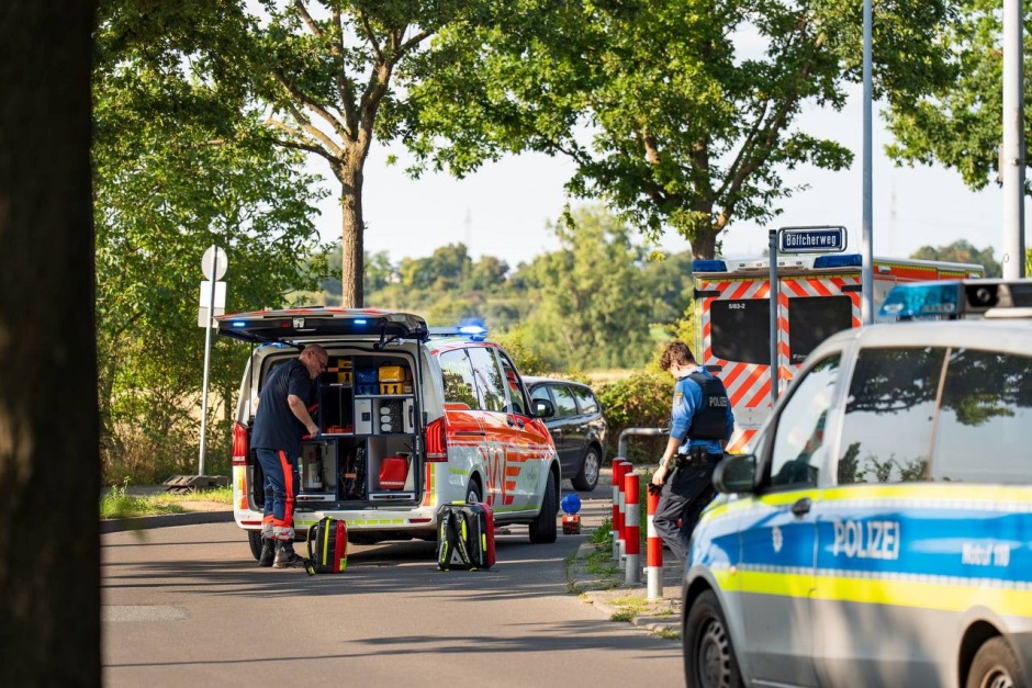 Ein verletzter Junge und ein großer Rettungseinsatz: Ein 13‑jähriger stürzte am Mittwochabend aus dem dritten Stock eines Mehrfamilienhauses in der Castellumstraße in Wiesbaden-Kastel. Die Polizei spricht von einem tragischen Unfall, Fremdeinwirkung wird ausgeschlossen.