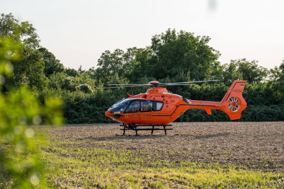 Ein verletzter Junge und ein großer Rettungseinsatz: Ein 13‑jähriger stürzte am Mittwochabend aus dem dritten Stock eines Mehrfamilienhauses in der Castellumstraße in Wiesbaden-Kastel. Die Polizei spricht von einem tragischen Unfall, Fremdeinwirkung wird ausgeschlossen.