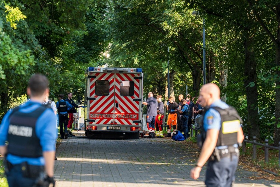 Ein verletzter Junge und ein großer Rettungseinsatz: Ein 13‑jähriger stürzte am Mittwochabend aus dem dritten Stock eines Mehrfamilienhauses in der Castellumstraße in Wiesbaden-Kastel. Die Polizei spricht von einem tragischen Unfall, Fremdeinwirkung wird ausgeschlossen.