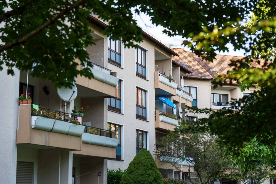 Ein verletzter Junge und ein großer Rettungseinsatz: Ein 13‑jähriger stürzte am Mittwochabend aus dem dritten Stock eines Mehrfamilienhauses in der Castellumstraße in Wiesbaden-Kastel. Die Polizei spricht von einem tragischen Unfall, Fremdeinwirkung wird ausgeschlossen.