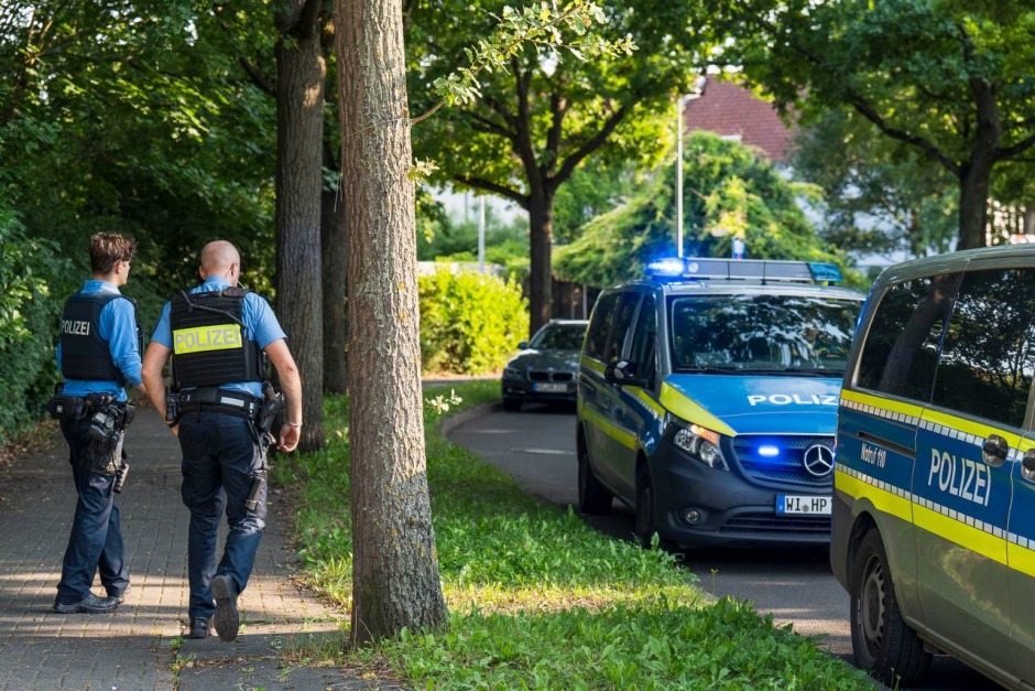 Ein verletzter Junge und ein großer Rettungseinsatz: Ein 13‑jähriger stürzte am Mittwochabend aus dem dritten Stock eines Mehrfamilienhauses in der Castellumstraße in Wiesbaden-Kastel. Die Polizei spricht von einem tragischen Unfall, Fremdeinwirkung wird ausgeschlossen.