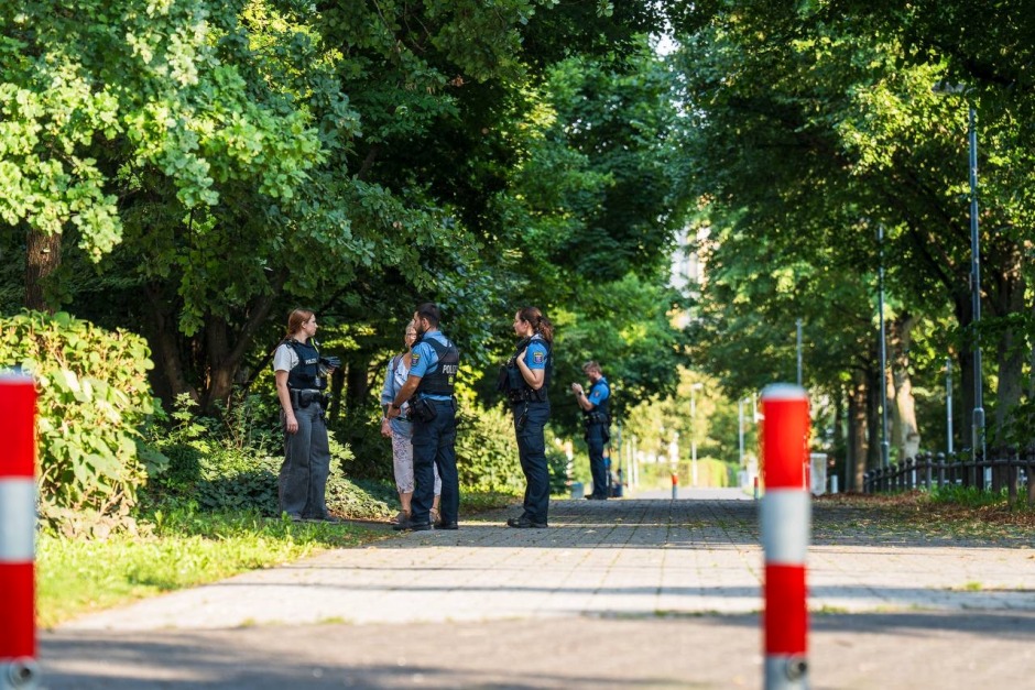 Ein verletzter Junge und ein großer Rettungseinsatz: Ein 13‑jähriger stürzte am Mittwochabend aus dem dritten Stock eines Mehrfamilienhauses in der Castellumstraße in Wiesbaden-Kastel. Die Polizei spricht von einem tragischen Unfall, Fremdeinwirkung wird ausgeschlossen.