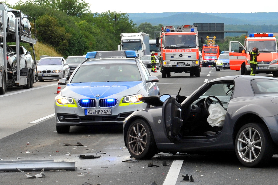 Ein Moment der Unachtsamkeit hat am Sonntagnachmittag auf der A66 bei Wallau zu einem dramatischen Verkehrsunfall geführt. Ein Opel prallte mit hoher Geschwindigkeit in das Heck eines abbiegenden Renaults. Das Resultat: eine verletzte 76-jährige Fahrerin, zwei völlig zerstörte Fahrzeuge und ein hoher Sachschaden.