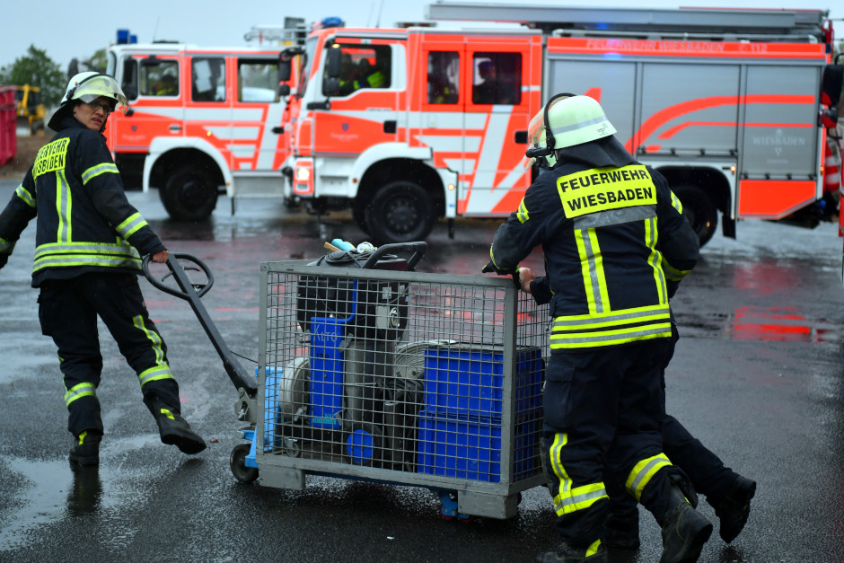 Unwetter-Alarm am frühen Mittwochabend in Wiesbaden: Freiwillige Feuerwehren im Großeinsatz gegen Wassermassen.