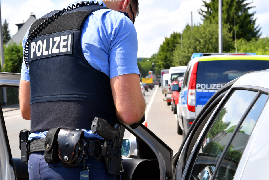 Ein Abend, zwei Schwerpunkte: Die Wiesbadener Polizei hat am Freitag, 22. August, gleich doppelt hingeschaut. Während auf der Ludwig-Erhard-Straße Autofahrer mit teils waghalsiger Geschwindigkeit gestoppt wurden, überprüften andere Teams Personen in mehreren Stadtvierteln. Das Ergebnis: Ein gefährlicher Raser, viele Temposünder – und immerhin ein positives Fazit bei den Personenkontrollen.
