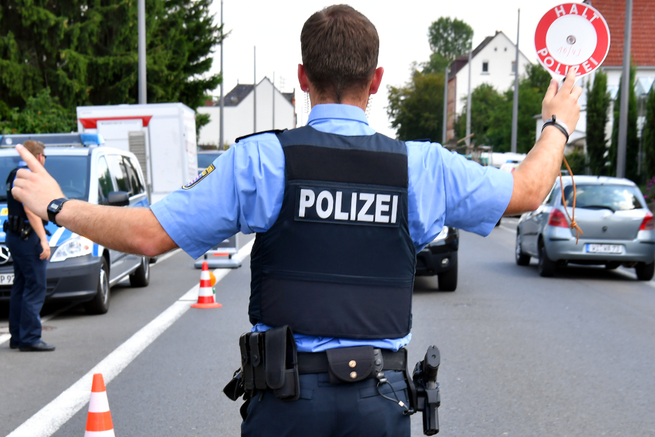 Geschwindigkeitskontrolle am Dienstag in Wiesbaden mit brisantem Zwischenfall. Verfolgungsjagd bei Polizeikontrolle - Fahrer flieht, ohne Führerschein und mit gestohlenem Auto.